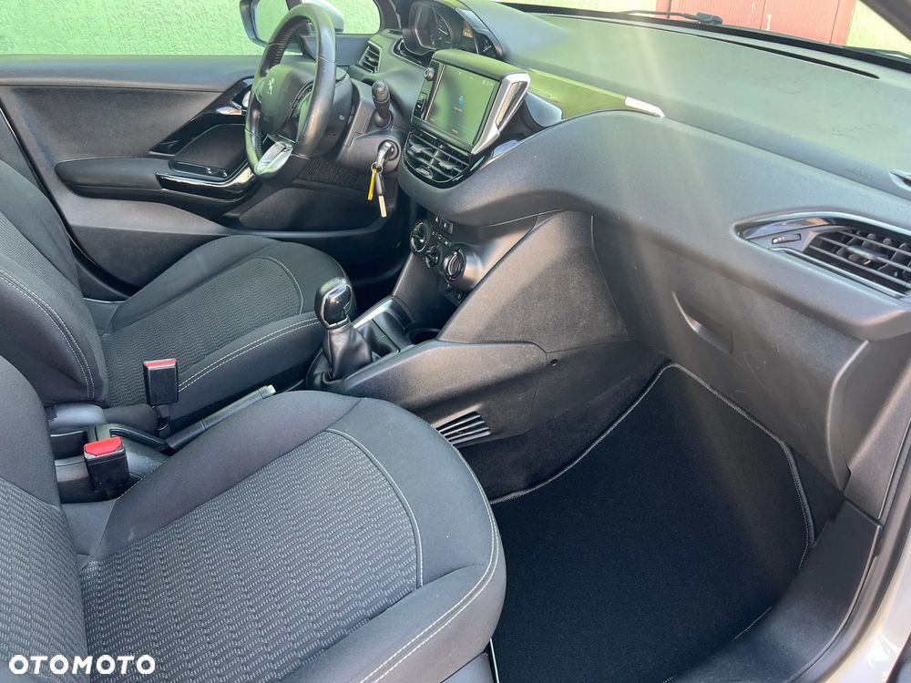 Peugeot 208 - 12