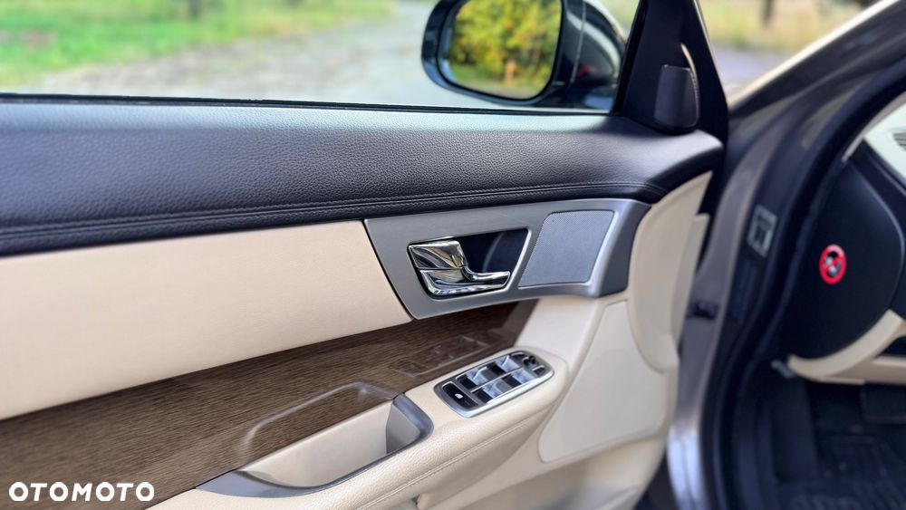 Jaguar XF 2.2 D - 13