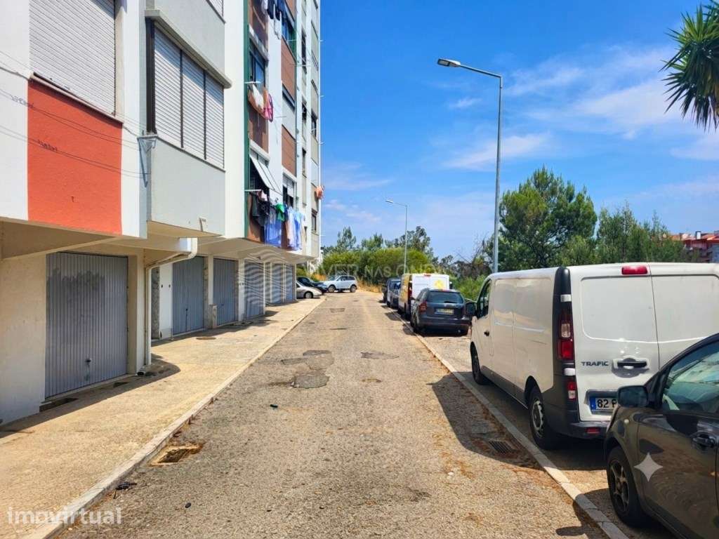 Garagem Espaçosa 43m2 - Capacidade para 2 Viaturas - a 10 minutos d...