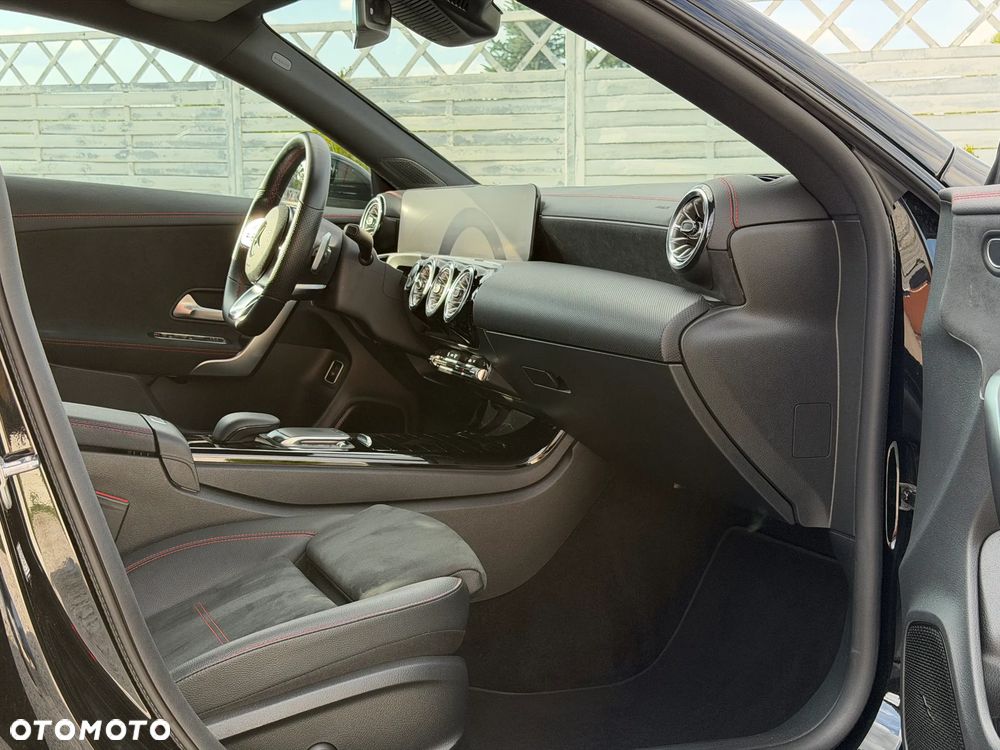 Mercedes-Benz CLA 250 4-Matic AMG Line 7G-DCT - 32