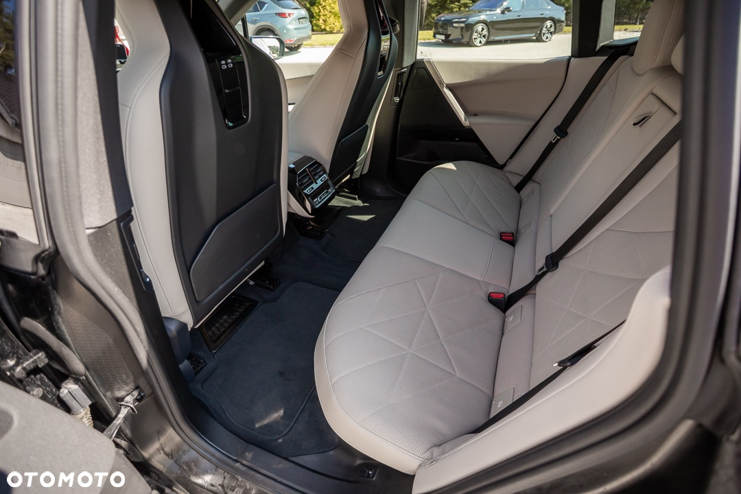 BMW iX xDrive40 76.6kWh - 18