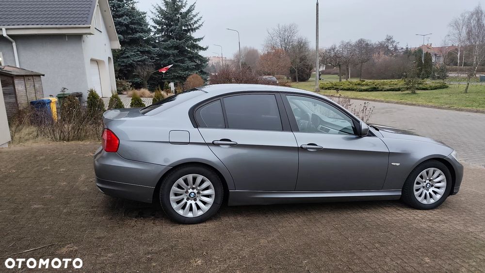 BMW Seria 3 318d DPF Edition Sport - 23