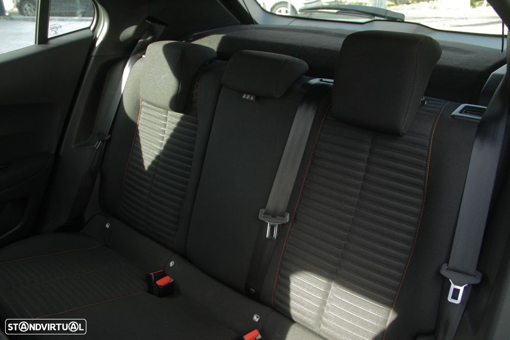 Peugeot 2008 1.2 PureTech Active - 12