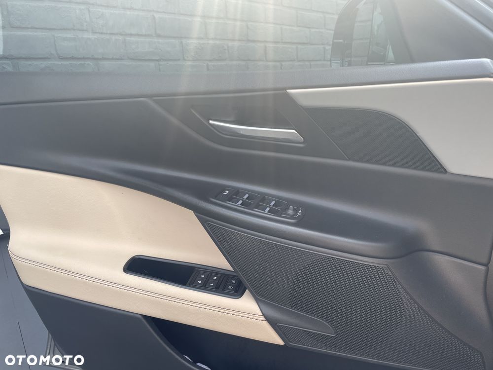Jaguar XE 2.0 D Portfolio - 13