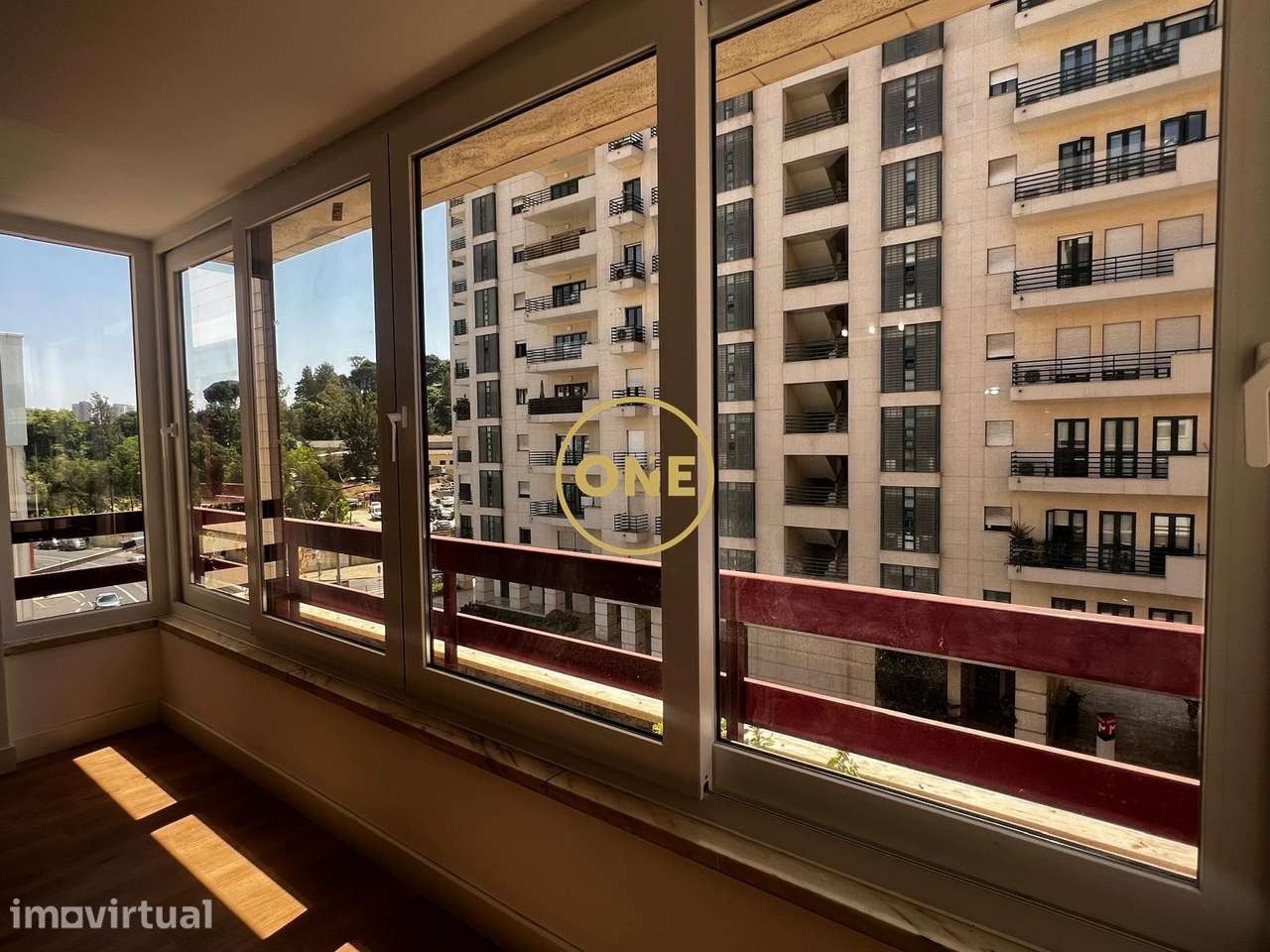 T3 Remodelado com Garagem e Arrecadação nas Laranjeiras - Grande imagem: 4/18