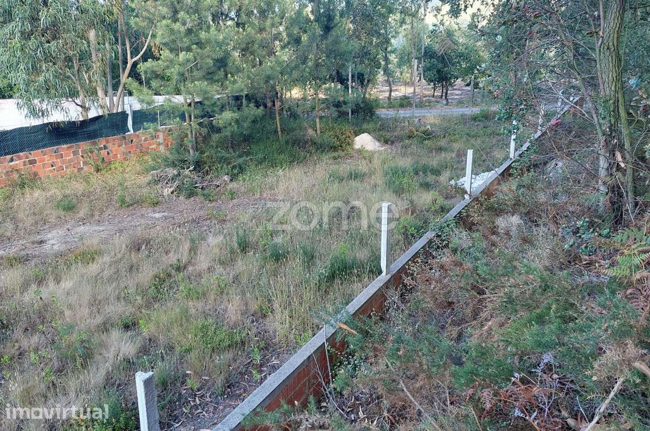 Terreno urbano todo murado para construção em Cruz da Légua
