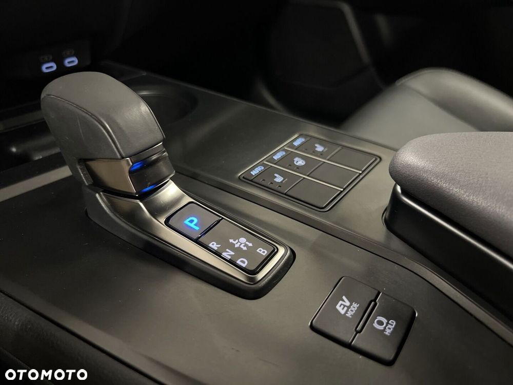Lexus UX 300h F Sport Design - 28