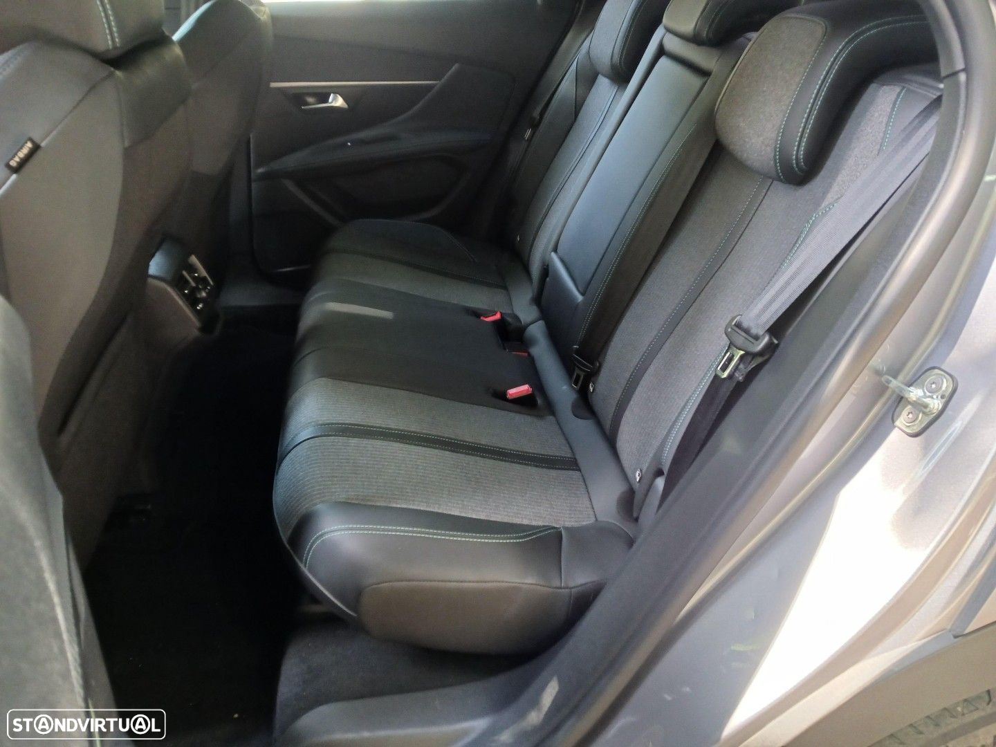Peugeot 3008 1.5 BlueHDi Allure Pack EAT8 - 31