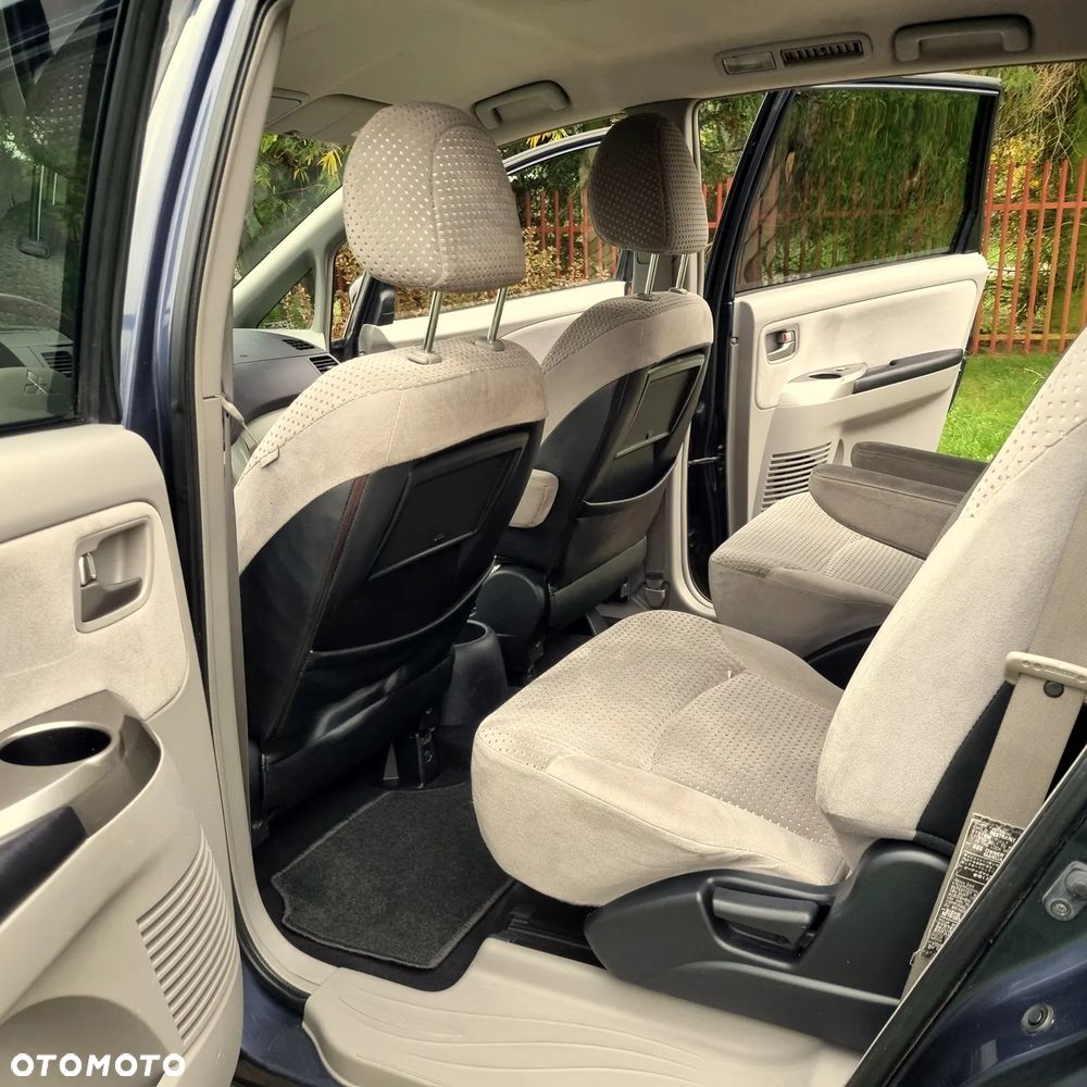Mitsubishi Grandis 2.4 Intense - 18