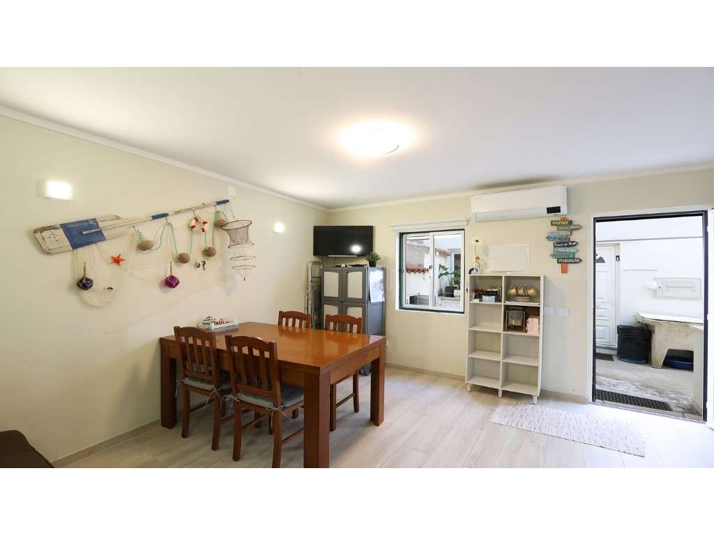 Prédio de rés do chão e primeiro andar, inserido num pátio a 2 pass... - Grande imagem: 3/14