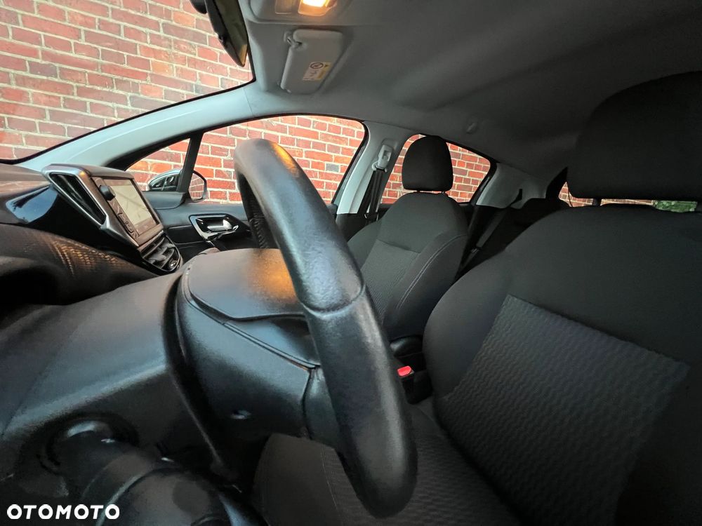 Peugeot 208 - 12
