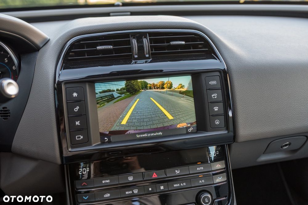 Jaguar XE 2.0 T Prestige - 24