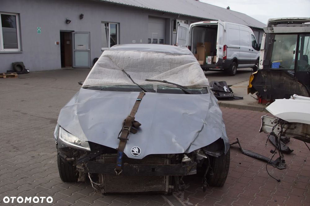 Auto na części - Skoda Superb III Lift 1.5 TSI 150 KM DPCA UEU LF7M 2021R Silnik Skrzynia Drzwi Szyba Lampa Klamka Deska Kokpit Sterownik Moduł Licznik Wyświetlacz Kierownica - 9