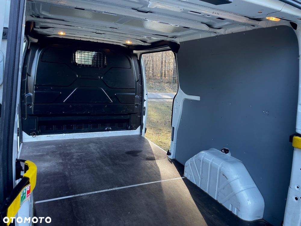 Ford Transit Custom Van - 17