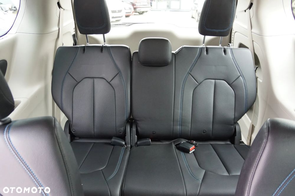 Chrysler Pacifica - 33
