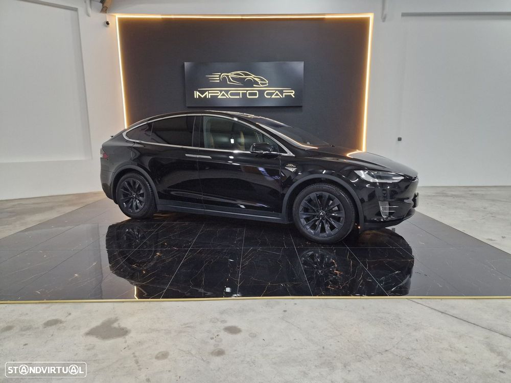 Tesla Model X 90D - 12