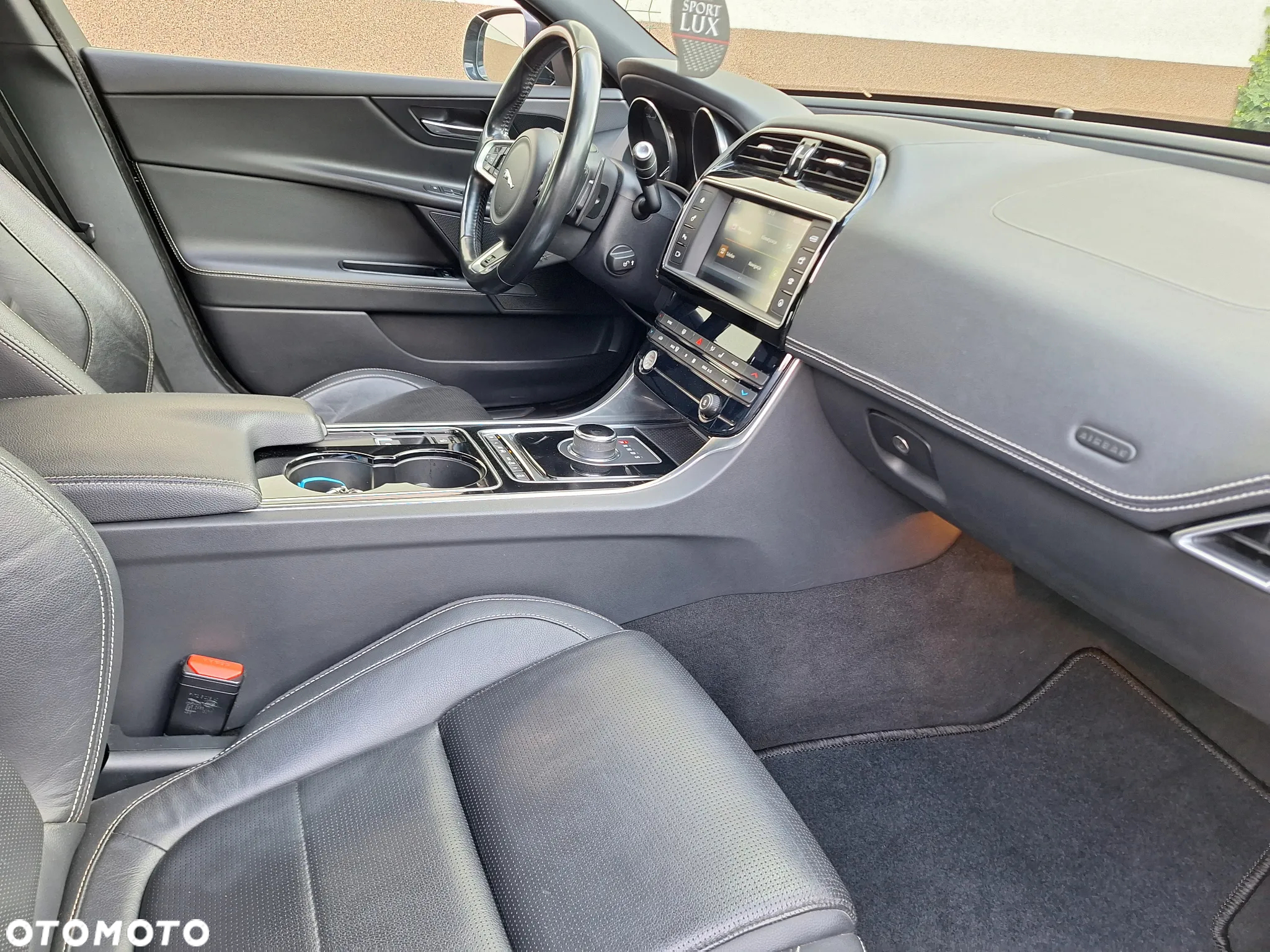 Jaguar XE 2.0 D R-Sport - 25