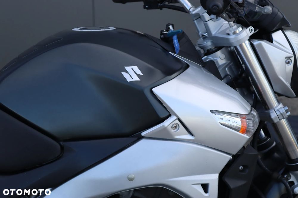 Suzuki GSR - 12