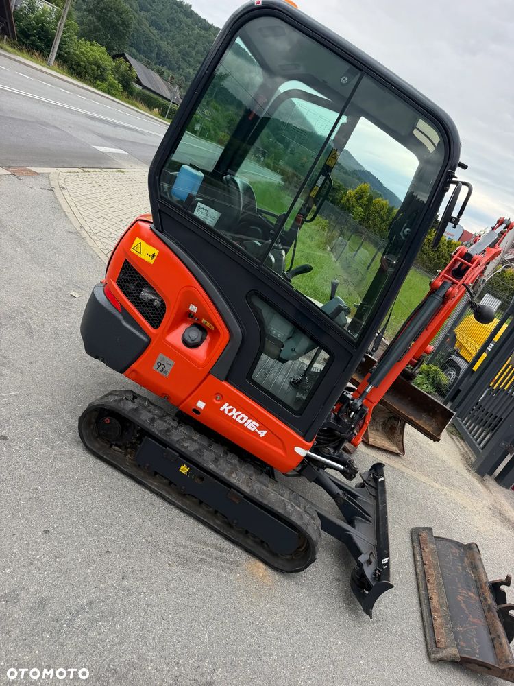 Kubota KX016-4 Koparka Gąsienicowa 2 tony. DEKRA aktualna do 2026r. 3 łyżki.+ pług fabryczny do równania kruszywa lub odśnieżania. Szybkozłącze Hydrauliczne. zmiana łyżek bez wychodzenia z kabiny! Rozsuwane Hydr. podwozie! Sprowadzona z Gospodarstwa Norweskiego! Zero luzów i wycieków. Maszyna jak Nowa z Salonu! 2020 rok. 1000 mtg! Pełna Dokumentacja. Gąsienice bez zużycia! Łyżka Skarpowa+ 2 kopiące. szybka wolna jazda. Ani deka luzów i wycieków. OKAZJA  Dodatkowe sekcje Hydr. Po serwisach kolejny za 400 mtg! - 40