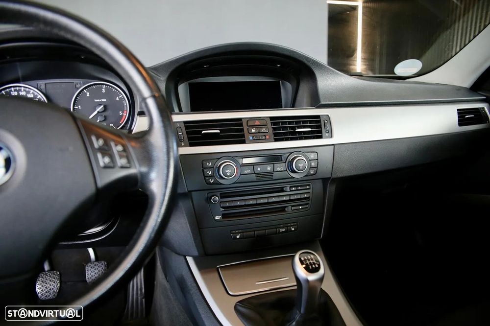 BMW 320 d Touring Dynamic - 15