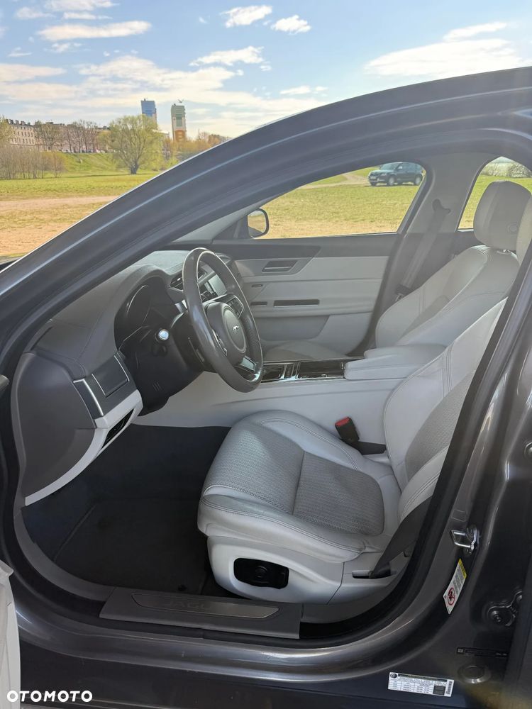 Jaguar XF 35t Prestige - 10