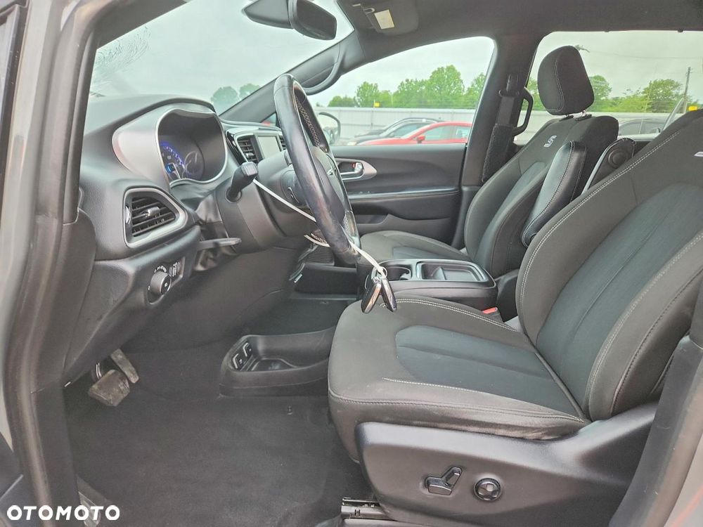Chrysler Pacifica - 8