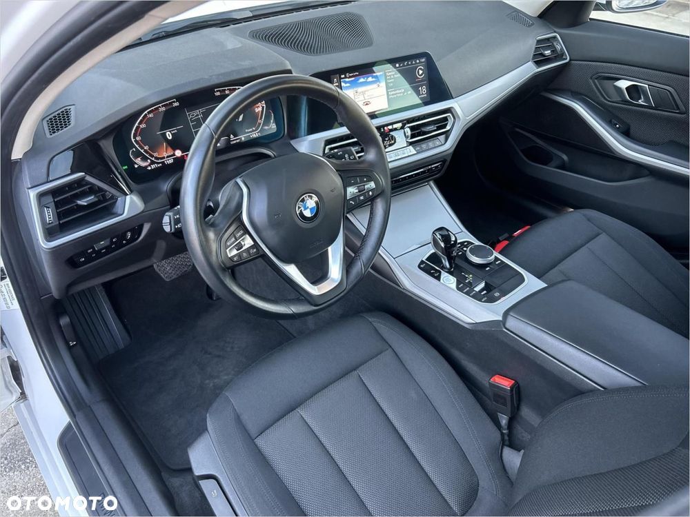 BMW Seria 3 318i Advantage - 17
