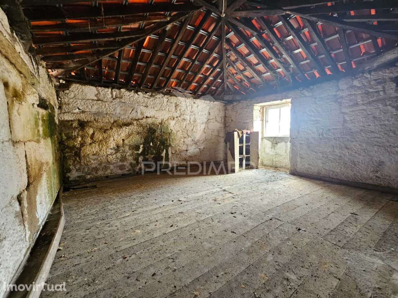 MORADIA EM RUÍNAS - Grande imagem: 3/17