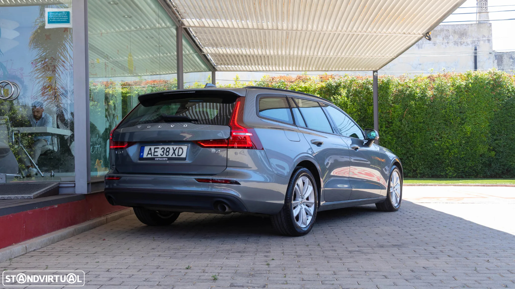 Volvo V60 2.0 B4 Momentum Core Geartronic - 3