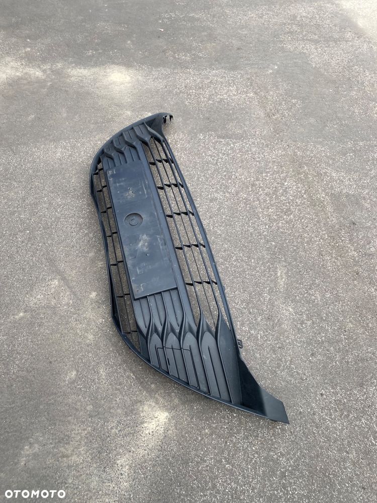 TOYOTA YARIS 3 III Lift 17-  krata środkowa ZDERZAKA przedniego ATRAPA PRZEDNIA grill  KRATKA W ZDERZAK  przedni wlot powietrza przód 53102-0D120  53112-0D820  6319-A291 - 3