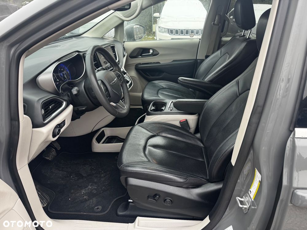 Chrysler Pacifica - 30