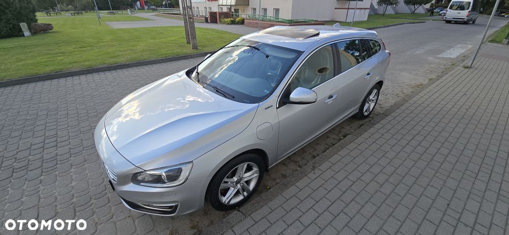 Volvo V60 D6 AWD Plug-in Hybrid Summum - 1
