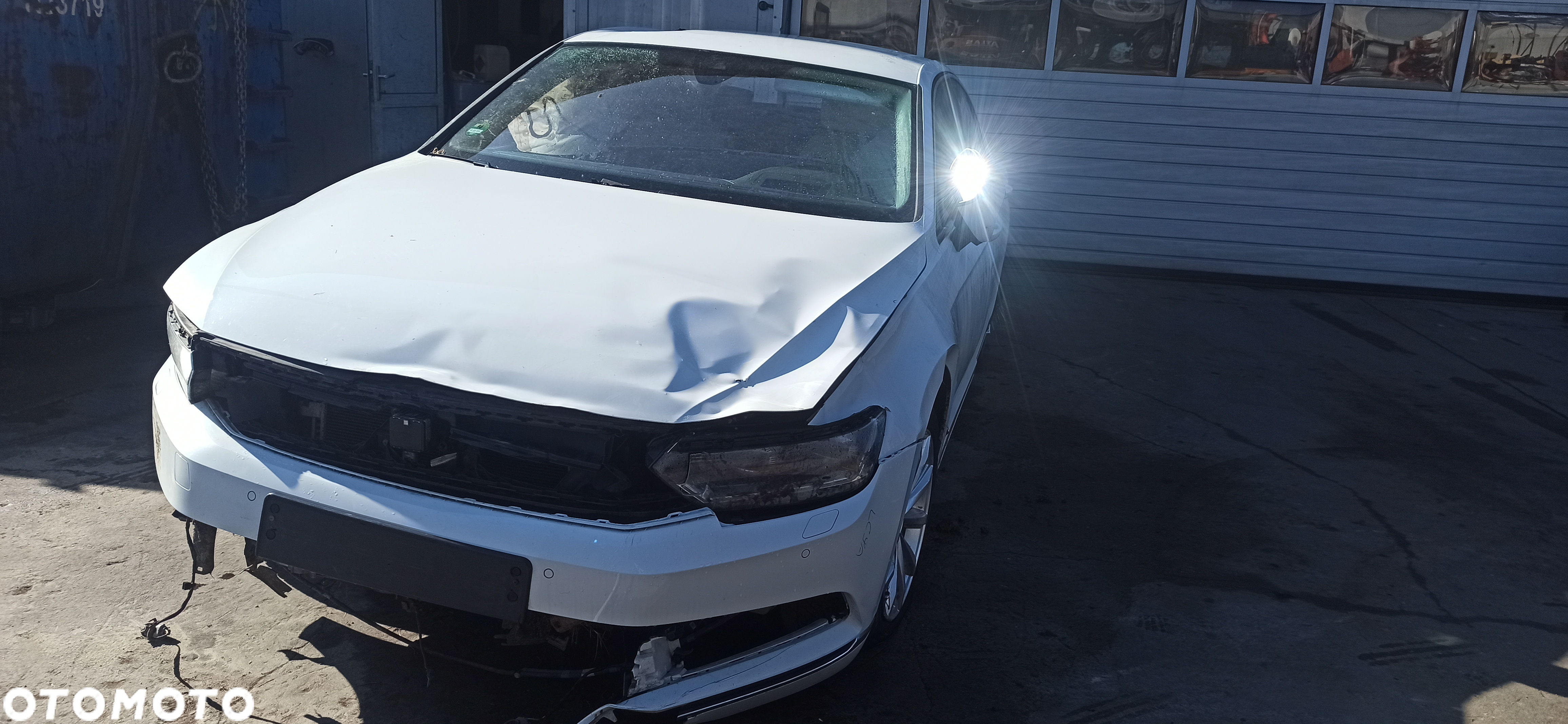 VW Passat B8 z silnikiem 1,8 TSI o ozn. CJSC  i skrzynią manualną o ozn. QTQ kolor biały ozn. LC9A  Częsci - 2