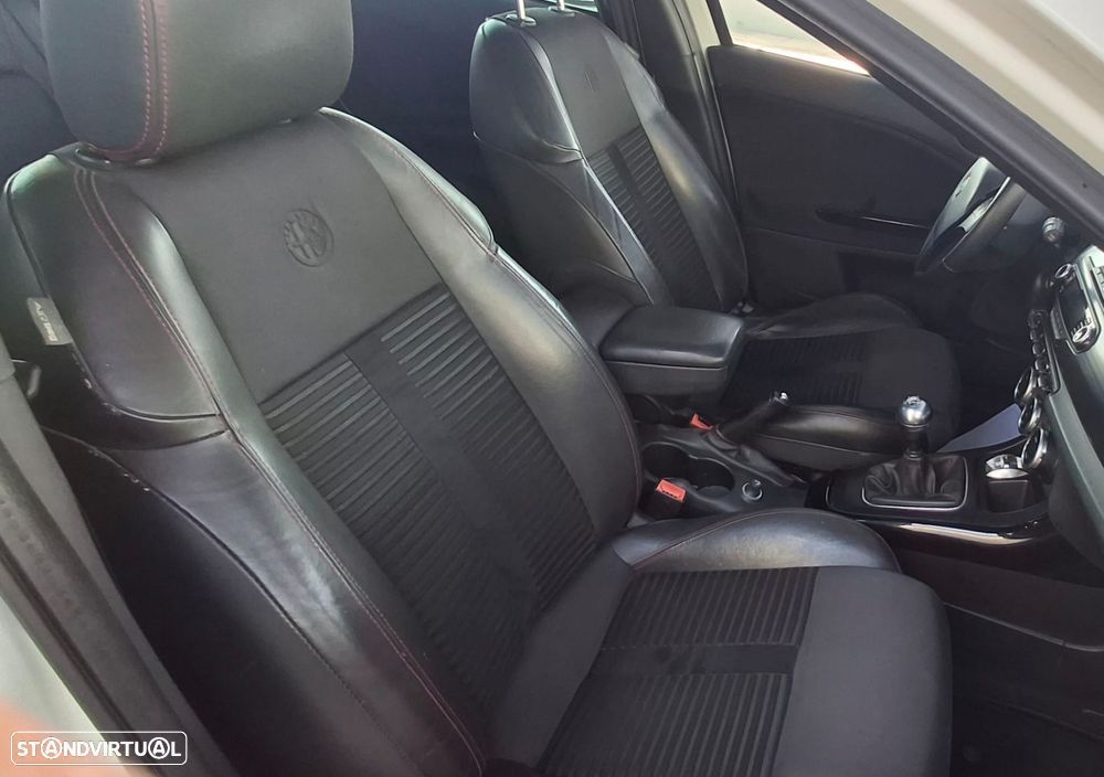 Alfa Romeo Giulietta 1.6 JTDm Distinctive - 16