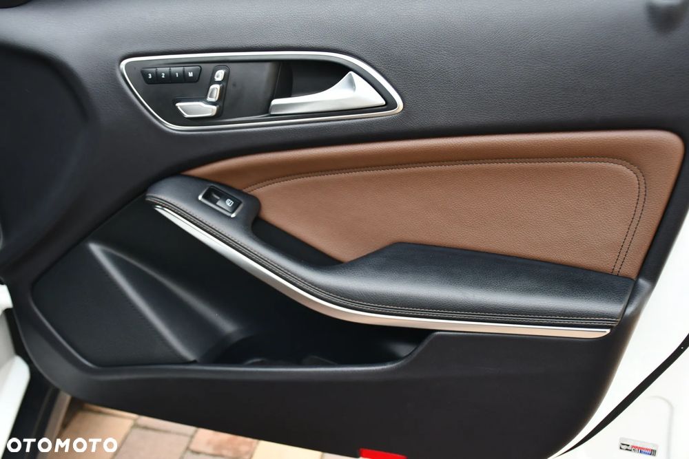 Mercedes-Benz GLA 250 4-Matic AMG Line - 24