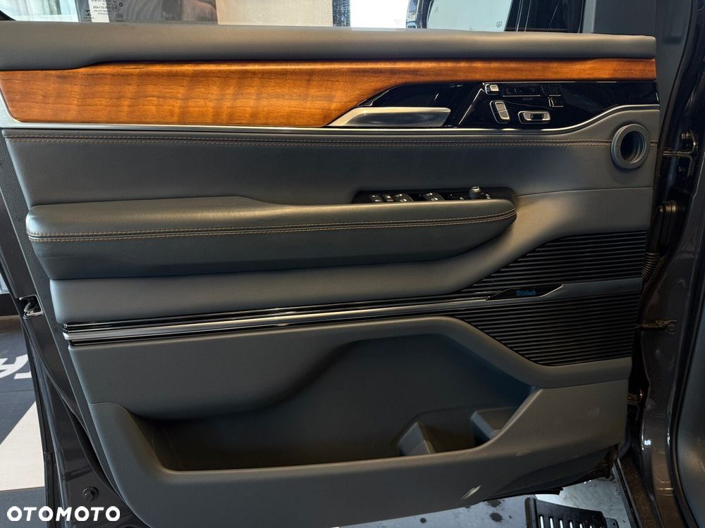 Jeep Grand Wagoneer - 29
