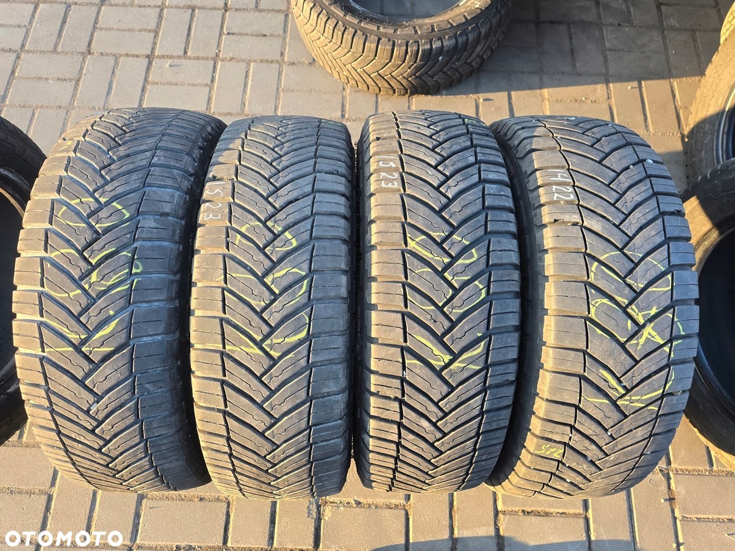 MICHELIN AGILIS CROSSCLIMATE 215/65R16C 109/107T 4X 23R - 1