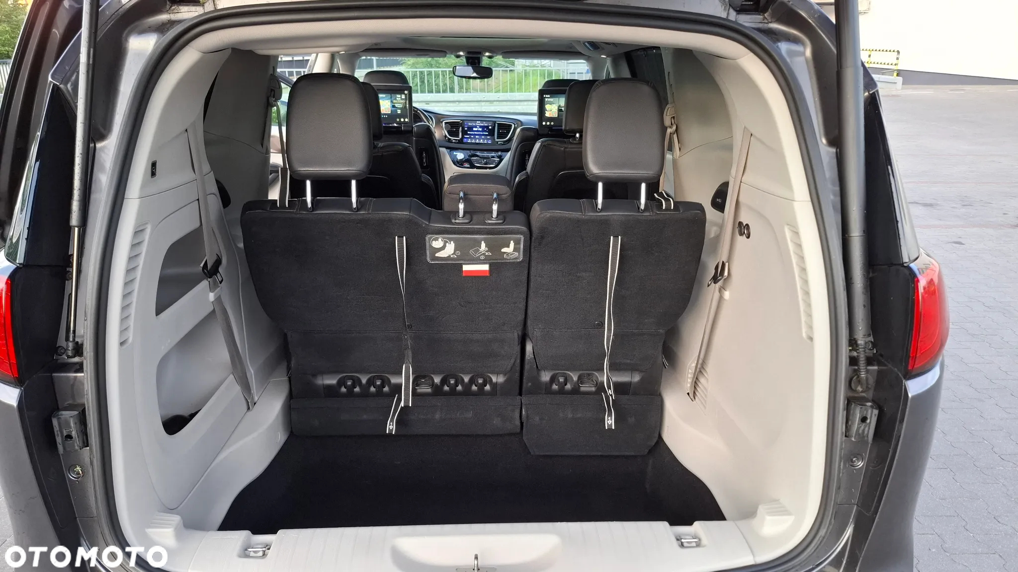 Chrysler Pacifica - 11