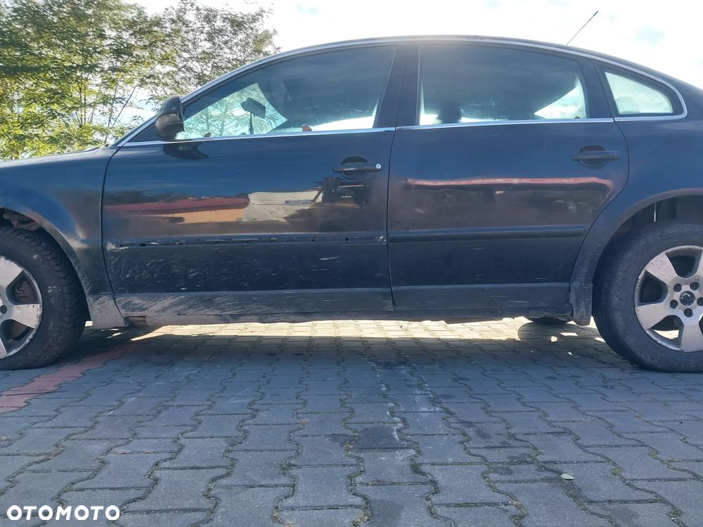 Volkswagen Passat B5 Lift FL sedan silnik 1.9 TDI AVB AWX AVF 130 KM turbina pompowtryski EGR alternator pompa sprężarka skrzynia biegów EEN dwumasa sprzęgło lewarek pedał drzwi maska zderzak klapa lusterko błotnik LO41 czarny belka zacisk pompa abs serwo hamulcowa szyba boczek mechanizm panel sterownik kierownica fotel podłokietnik pompka paliwa pływak przewód rura chłodnica intercooler lampa reflektor listwa zamek NA CZĘŚCI WSZYSTKIE CZĘŚCI - 4