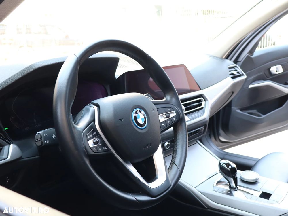 BMW Seria 3 330e Aut. Sport Line - 14
