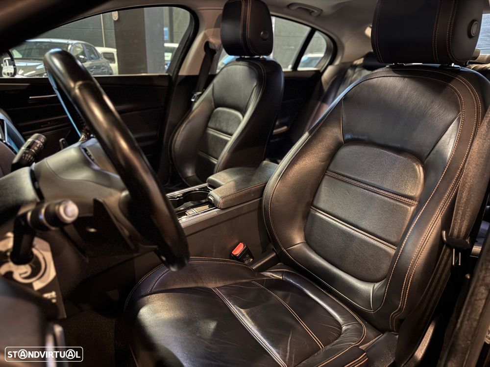 Jaguar XE 2.0 D R-Dynamic HSE - 8