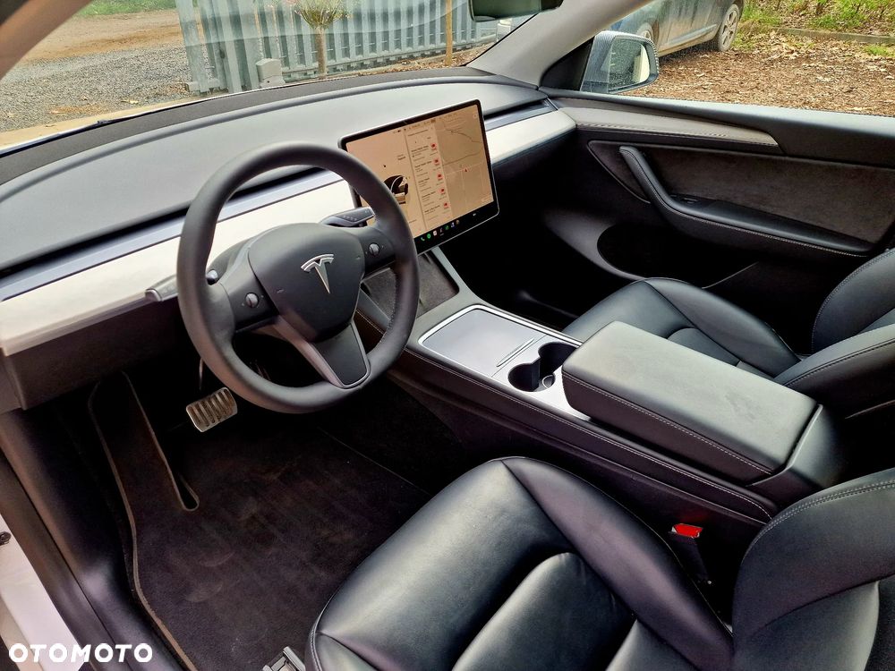Tesla Model Y Long Range AWD - 16