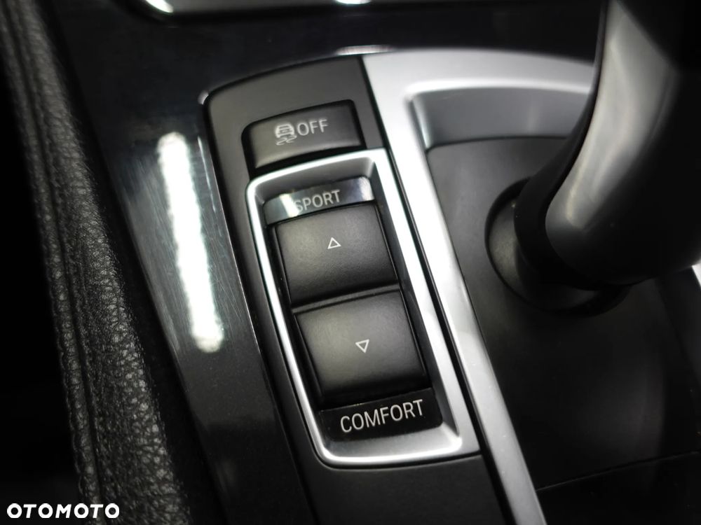 BMW Seria 5 525d xDrive Sport-Aut Modern Line - 32