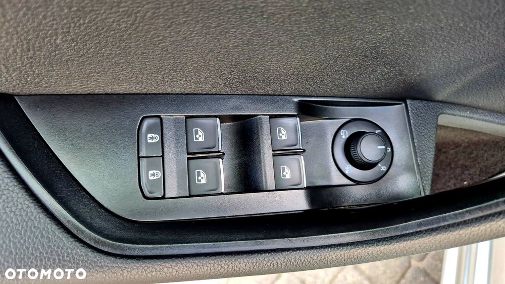 Skoda Superb 2.0 TDI DSG Sportline - 27