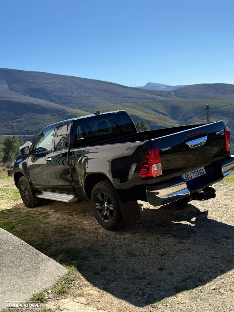 Toyota Hilux 2.8 D-4D 4WD GR Sport - 2