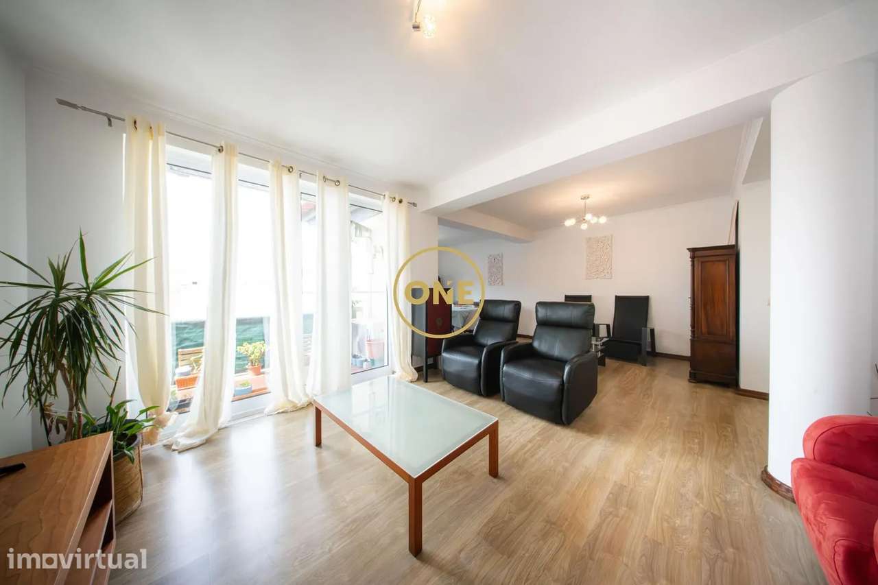 Apartamento T4 com áreas amplas, elevador e garagem - Grande imagem: 4/33