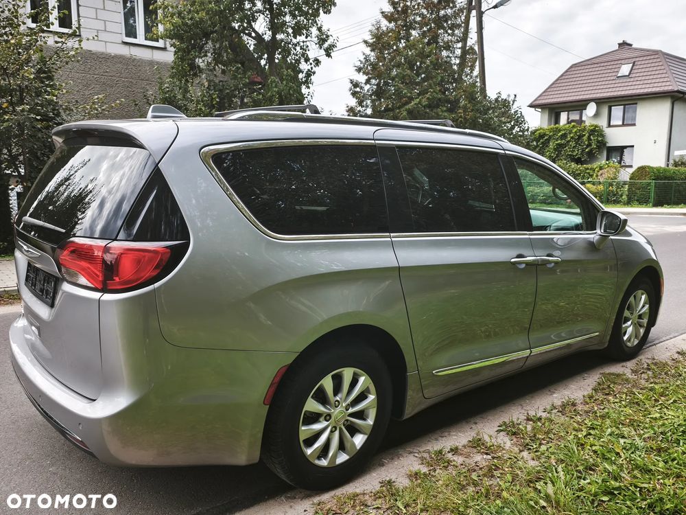 Chrysler Pacifica - 12