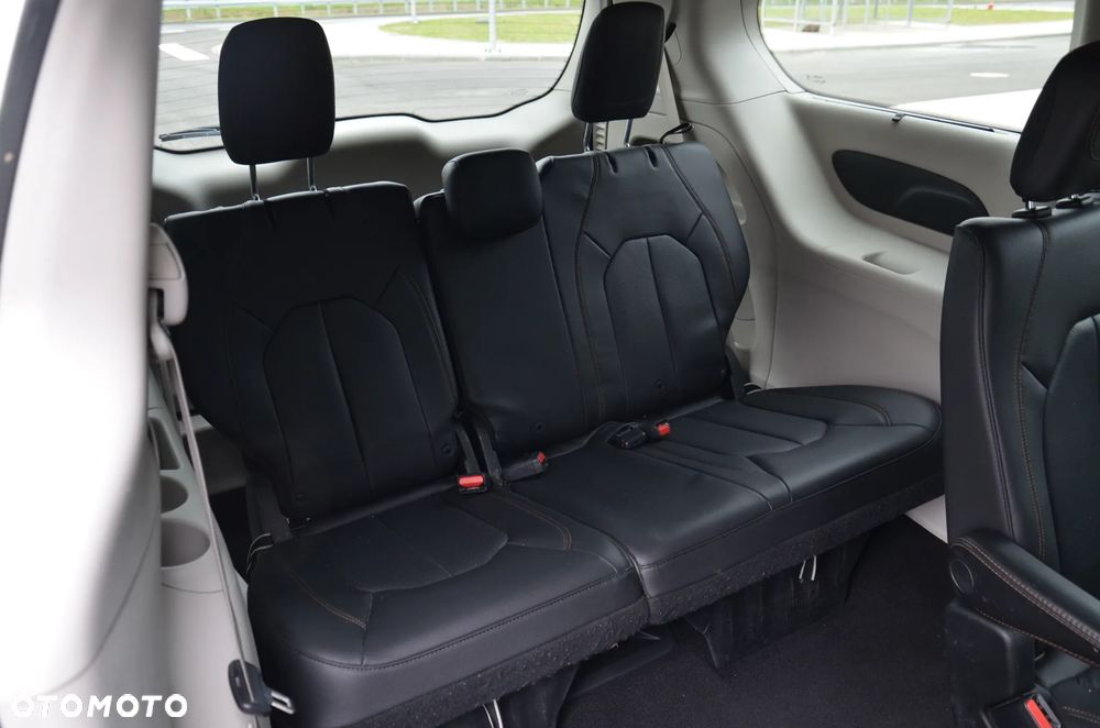 Chrysler Pacifica - 17