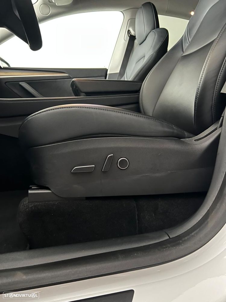 Tesla Model Y Long Range Dual Motor AWD - 12