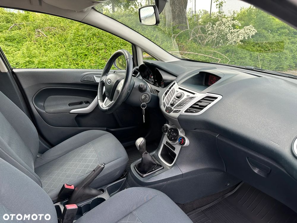 Ford Fiesta - 25